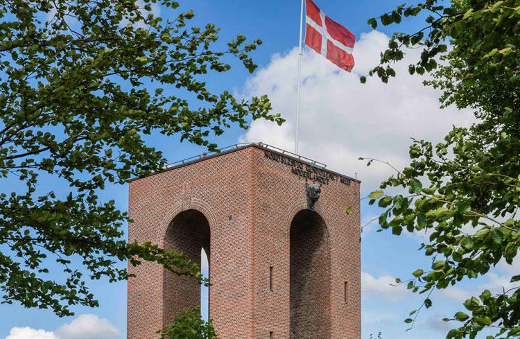 Foto af tårnet på Ejer Bavnehøj med Dannebrog i toppen. 