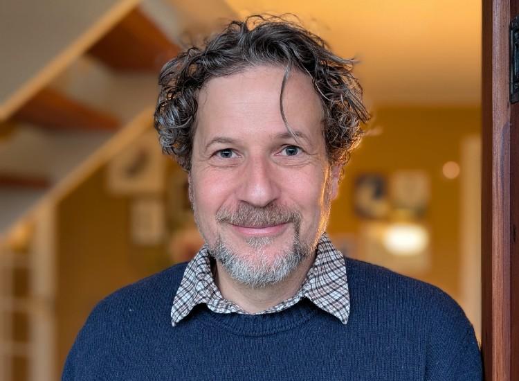 Pressefoto af Jesper Bækgaard i profil.