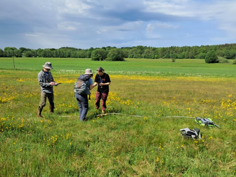 Foto af biologer der udfører naturbesigtigelse