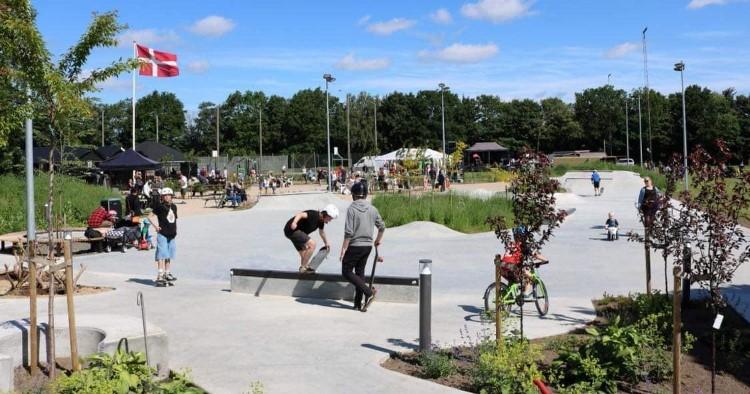 Luftfoto fra Hylke mod Skanderborg Sø og Skanderborg. I forgrunden ses huse og et græsareal, som er kommunens udstykning af byggegrunde.