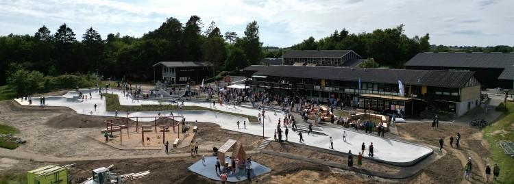 Dronefoto af Multiparken med mange mennesker på skatebanen.