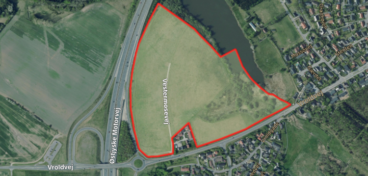 Kort af erhvervsområdet ved Vroldvej og Østjyske Motorvej med rød markering om lokalplanområdet. 