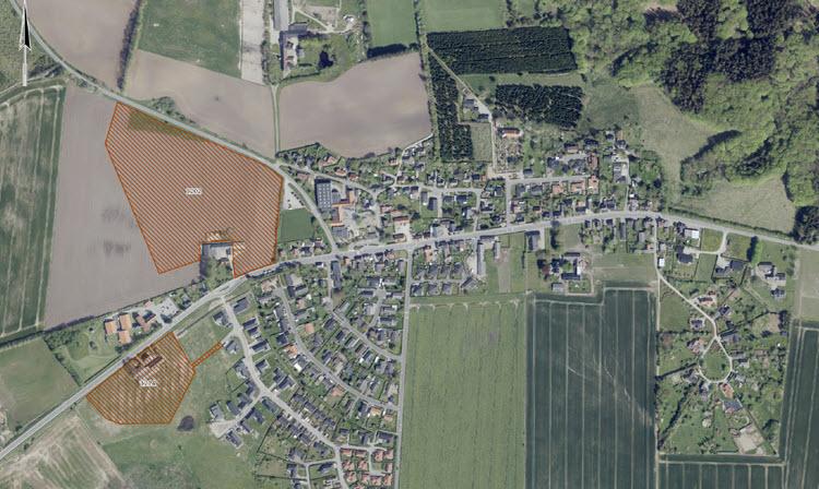 Luftfoto af Voerladegård, hvor de to boligområder er markeret med røde skraveringer i venstre side af billedet. 