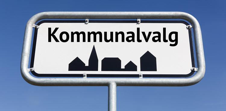 Foto af dansk byskilt foran blå himmel. I stedet for et bynavn står der "Kommunalvalg" på skiltet. 