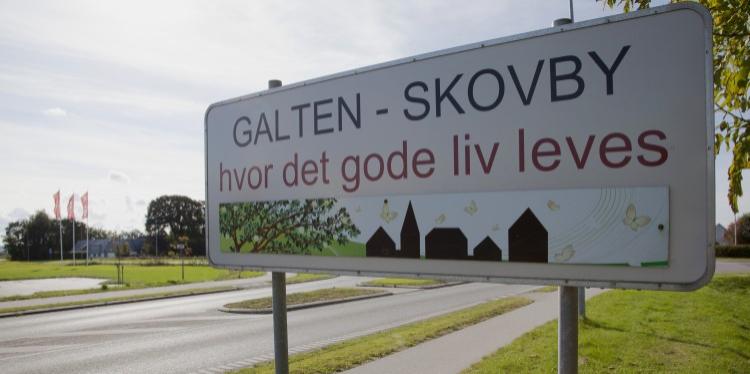 Foto af byskilt med teksten "Galten-Skovby - hvor det gode liv leves".