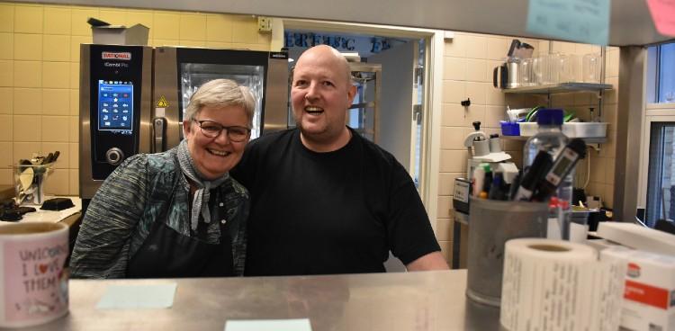 Køkkenleder Brian Glenn Pedersen og hans kollega Anne Berit Olsen poserer i deres køkken på børne- og ungehjem Skovbo. Foto: Skanderborg Kommune