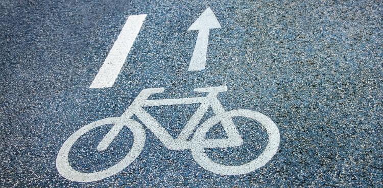 Stock-foto fra Colourbox. En asfalteret vej med cykelsti-markering. 