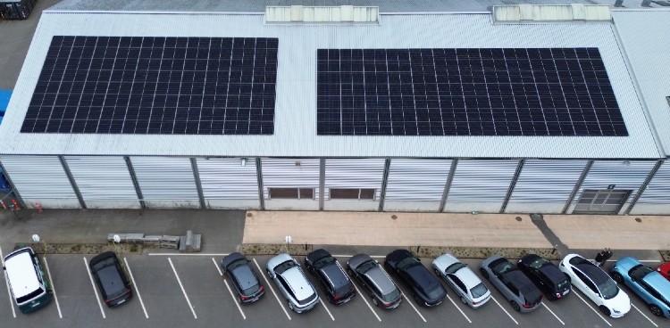 Billedet viser taget af en erhvervsejendom taget oppefra. Der ses solceller på taget. I bunden ses en række biler parkeret langs bygningen. Intet antyder, hvilken erhvervsejendom, der er tale om. Foto: Skanderborg Kommune 