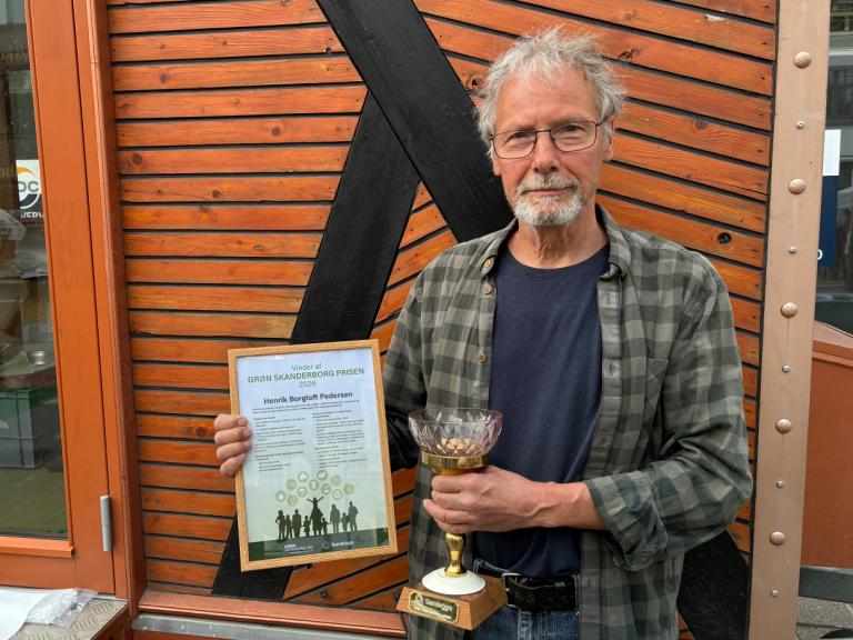Henrik Borgtoft fotograferet med diplom og vandrepokal efter at han blev kåret som vinder af Grøn Skanderborg Prisen 2026.