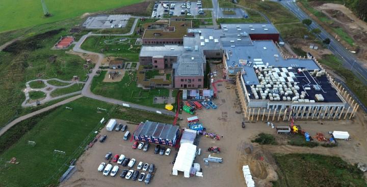 Dronefoto over byggepladsen ved Sommerbæk Skole i Hørning. Foto: Per Egholm