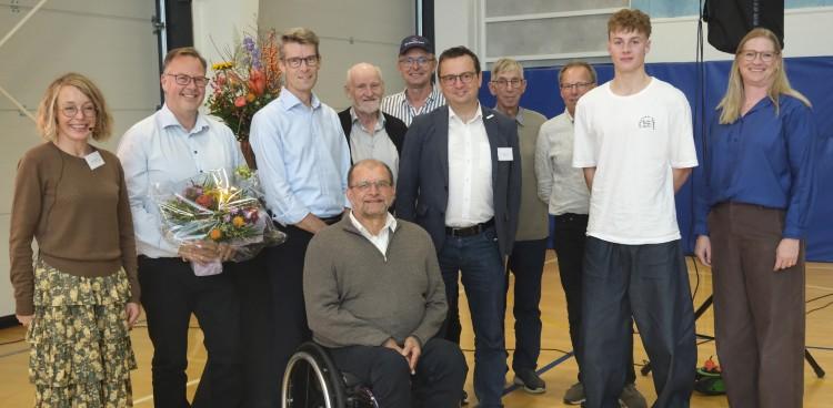 Billedet er et fællesbillede af årets prismodtagere i selskab med borgmester Frands Fischer og formand for Kultur-, Fritids- og Idrætsudvalget, Anne Heeager. Folk smiler og nogle har en buket i hænderne. Foto: Kim Haugaard